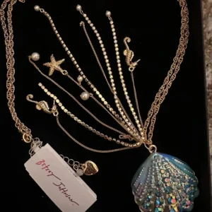 Nwt Betsey Johnson Gold Multichain Seashell Pendant Necklace